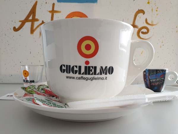 Grand mug à café en céramique blanche avec soucoupe